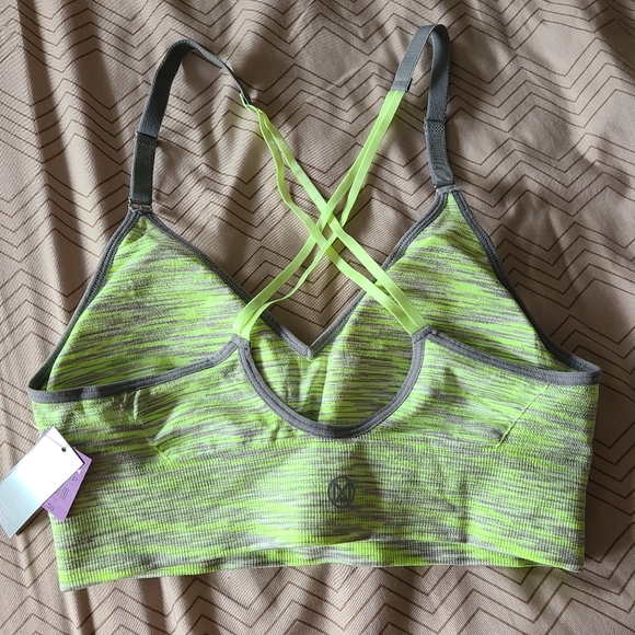 A brand new sports bra size xs-s. - Picture 1 of 4